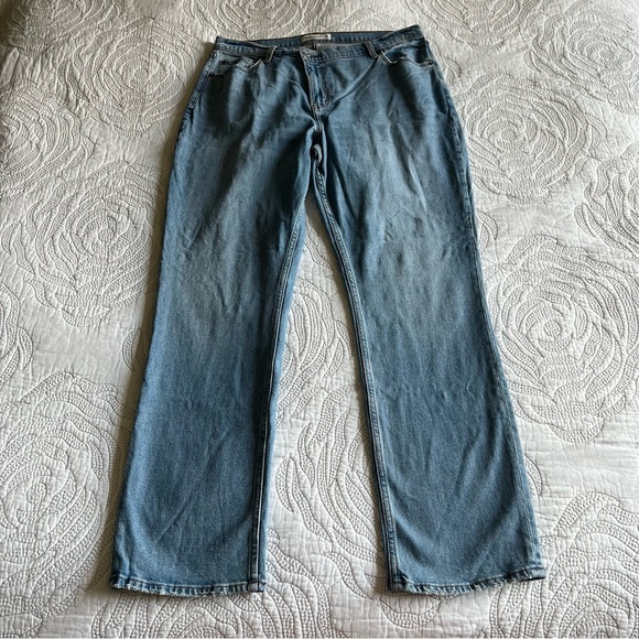 Abercrombie - Ultra High Rise 90s Slim Straight Jean - Criss-Cross Waistband - Picture 3 of 11